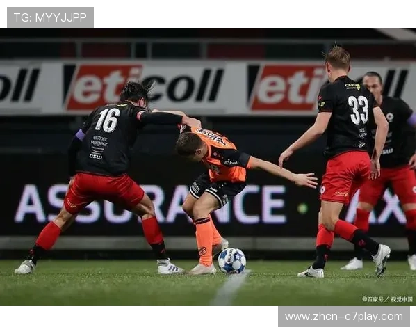 蓝军通过边路进攻和定位球战术挑战阿贾克斯攻防体系解析